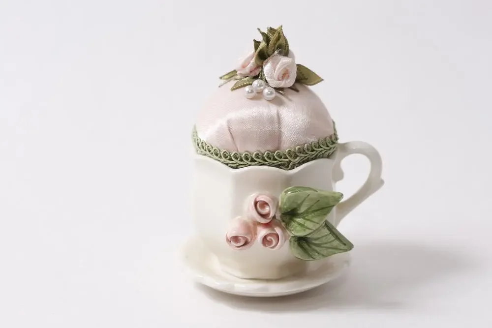 1998 Mud Pie Tea Cup Miniature Pin Cushion Sewing Accessory ~ 260622-WH 1240